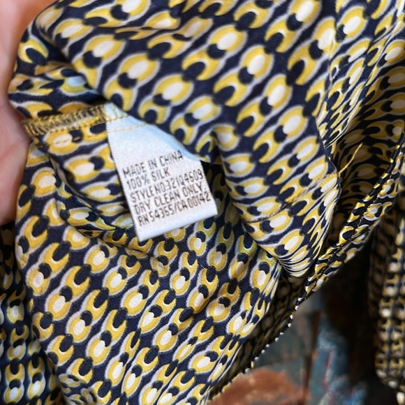 SILK!! Stylish & Dressy Peter Nygard Silk Top - Picture 4 of 6